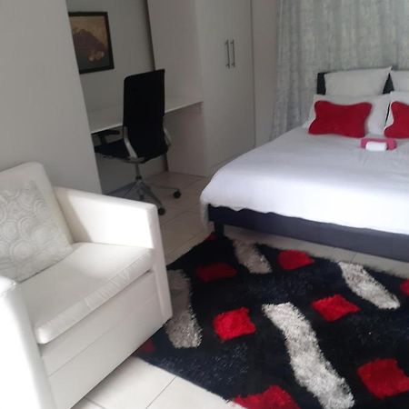 Ruros Guest House Kempton Park Bagian luar foto